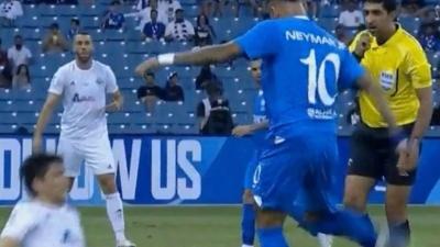 Γεμάτος… νεύρα ο Νεϊμάρ, κλώτσησε μπάλα σε αντίπαλο! (video)