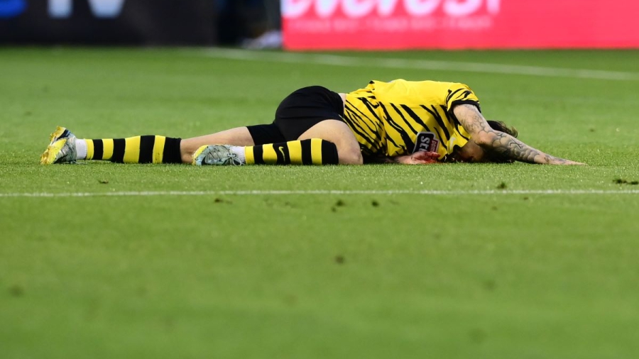 «Φωνές» της ΑΕΚ για διπλό αντικανονικό χτύπημα στον Ρότα και μη κλήση του διαιτητή στο VAR