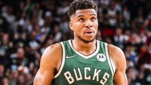 Αντετοκούνμπο: «Δεν σκέφτομαι αν πονάει το γόνατό μου, θα παίξω» (video)