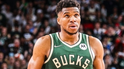 Αντετοκούνμπο: «Δεν σκέφτομαι αν πονάει το γόνατό μου, θα παίξω» (video)