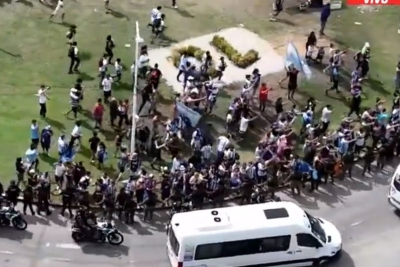 Πανζουρλισμός στην Αργεντινή: Οπαδοί έτρεχαν πίσω από το λεωφορείο των παγκόσμιων πρωταθλητών! (video)