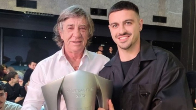 Πλάι στον Θωμά Μαύρο μαζί με την κούπα στο νυχτερινό κέντρο ο Γαλανόπουλος!