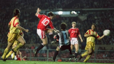 Ο Νίκος Σαργκάνης θυμάται πώς οι «Λόρδοι» του Βύρωνα στο Ολντ Τράφορντ έφτασαν στα άκρα τη Μάντσεστερ Γιουνάιτεντ: «Τους κοιτάξαμε στα μάτια αλλά…»