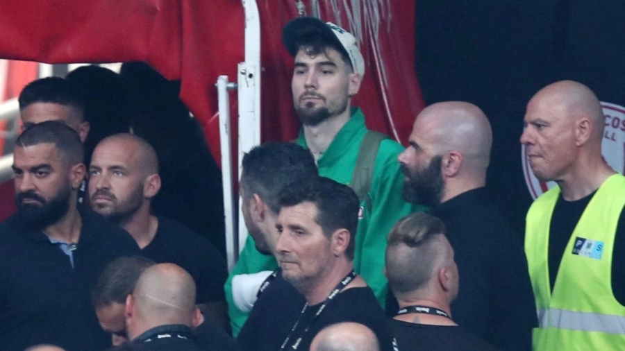 Τρομερός Ερνανγκόμεθ: Παρακολούθησε την απονομή του Ολυμπιακού (vid)