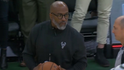 Αυτή τη φορά οι Μπακς και ο Giannis «προστάτεψαν» τη μπάλα του αγώνα! (video)