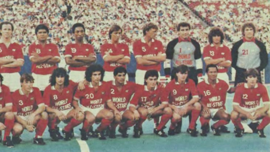 Μαύρος και Χατζηπαναγής στο «Πάνθεον» του παγκόσμιου ποδοσφαίρου ως... προσκεκλημένοι του Μπεκενμπάουερ στη Μικτή Κόσμου! (video)