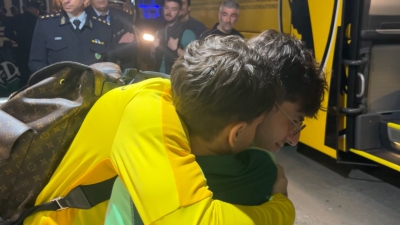 Από τις στιγμές της σεζόν: Ο μικρός φίλος του Παναθηναϊκού περίμενε τους παίκτες της ΑΕΚ – Η αγκαλιά του Ρότα και οι… κάρτες! (video)