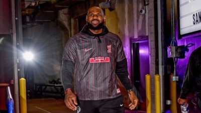 Λεμπρόν Τζέιμς: Εθεάθη με φανέλα Λίβερπουλ και... Air Max!