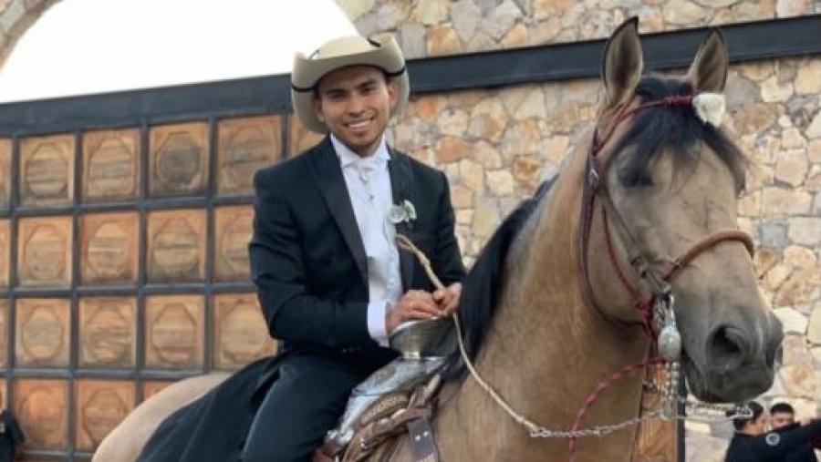 Γαμπρός ο Πινέδα – Πήγε στην τελετή καβάλα σε άλογο!