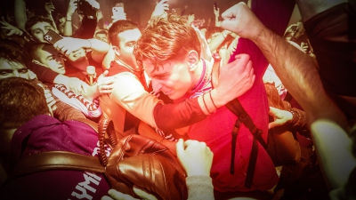 «Ερυθρόλευκη» παράνοια στο Ελ. Βενιζέλος: Χιλιάδες οπαδοί του Ολυμπιακού έστησαν… πάρτι για τους ήρωες της πρόκρισης! (video)