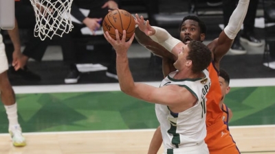 NBA Finals: Με ήρωα τον Middleton οι Milwaukee Bucks νίκησαν 109-103 τους Phoenix Suns και... 2-2!
