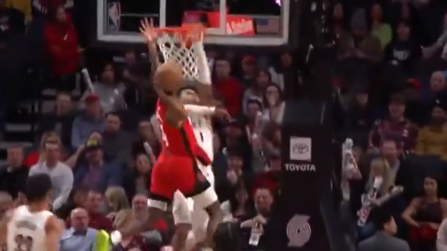 Ο Τζέιλεν Γκριν πήγε… να γκρεμίσει μπασκέτα και αντίπαλο, σε ένα από τα καρφώματα της χρονιάς! (video)