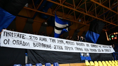 Προσωρινή διακοπή στο Περιστέρι – Παναθηναϊκός εξαιτίας ενός πανό