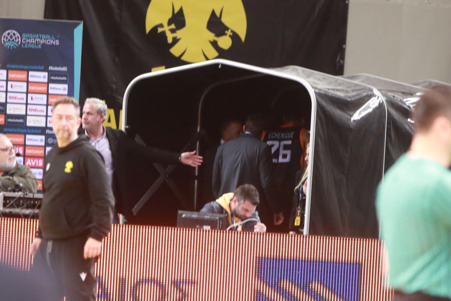 «Μπαρούτι» το ΑΕΚ – Προμηθέας: Οι Πατρινοί αποχώρησαν για τα αποδυτήρια! (video)