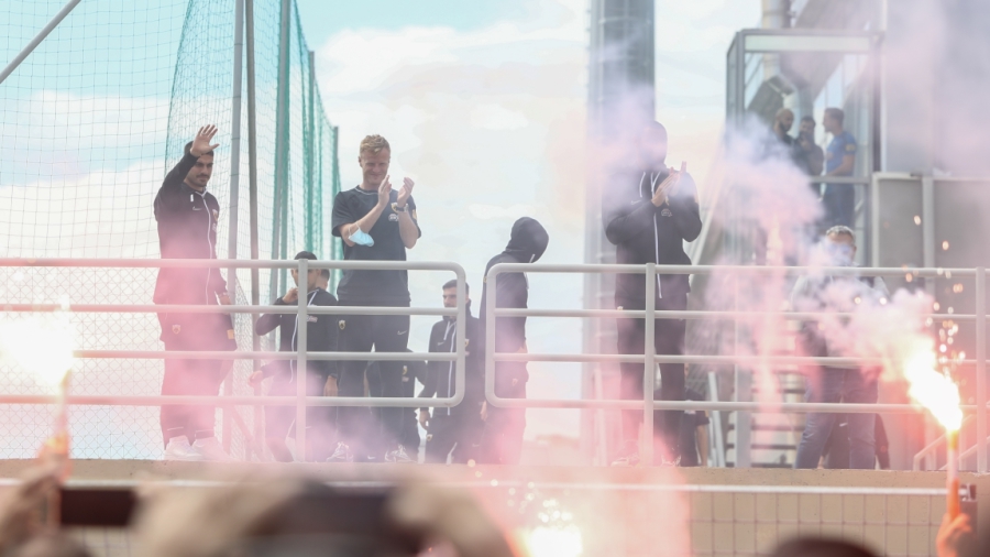 ΑΕΚ: Αποθέωση στα Σπάτα από τον κόσμο!