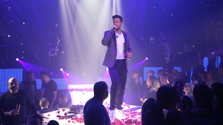 O Κωνσταντίνος Αργυρός σταμάτησε την συναυλία του για να πανηγυρίσει τη νίκη της Εθνικής στο Eurobasket (vid)