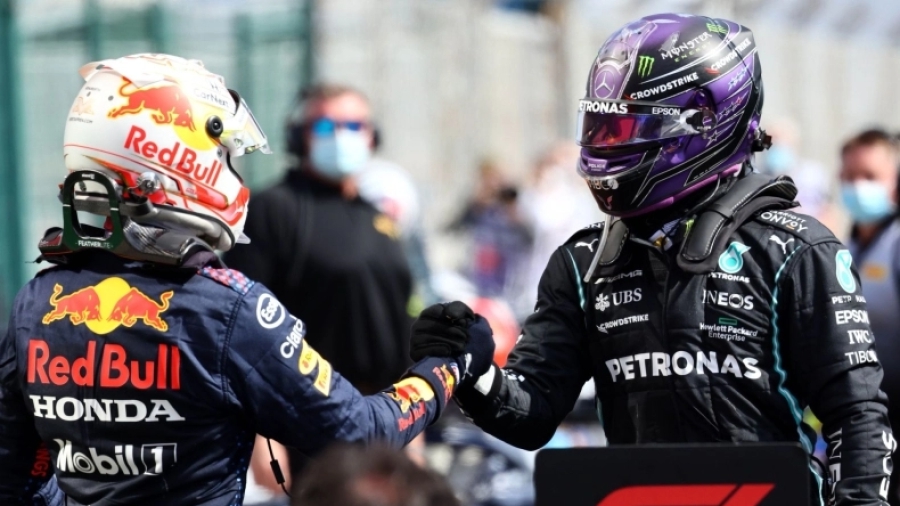Χάμιλτον: «Θέλω να μείνω στη Formula 1, αλλά όχι για τον Φερστάπεν»