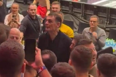 Dubai FC - Ολυμπιακός: Έλληνας οπαδός έβρισε τον Μπαρτζώκα μετά το τέλος του αγώνα!