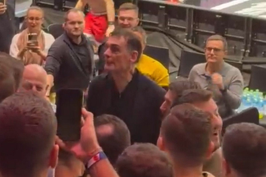 Dubai FC - Ολυμπιακός: Έλληνας οπαδός έβρισε τον Μπαρτζώκα μετά το τέλος του αγώνα!