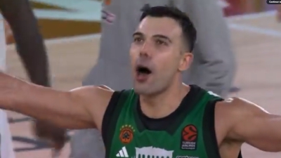 Τα χαμόγελα και τα τραγούδια του Σλούκα με τους φίλους του Παναθηναϊκου! (video)