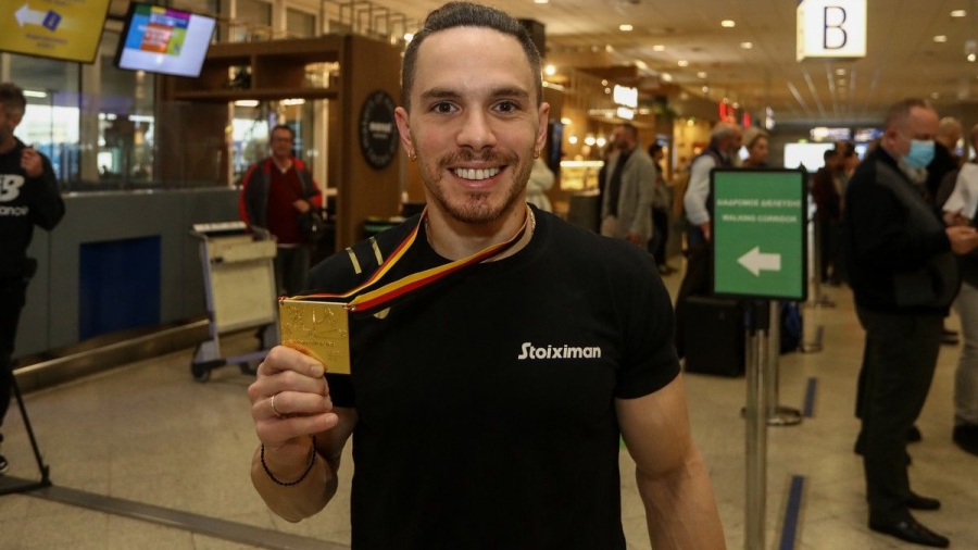 Πετρούνιας: Επέστρεψε στην Αθήνα με το χρυσό μετάλλιο του Παγκοσμίου (video)