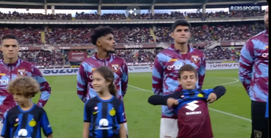 Μικρός... θεούλης: Συνόδεψε την Ίντερ στο γήπεδο, φίλησε το σήμα της Τορίνο! (video)
