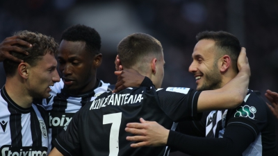 Ο ΠΑΟΚ άντεξε με «10», κέρδισε τον Ολυμπιακό και βάζει… φωτιά στη διεκδίκηση της δεύτερης θέσης στα Play Offs!