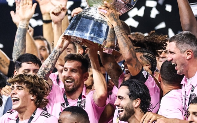 Απίστευτος Μέσι: Επέστρεψε το περιβραχιόνιο του αρχηγού στον Γέντλιν και… σήκωσαν μαζί το τρόπαιο! (video)