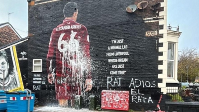 Οπαδοί της Λίβερπουλ βανδάλισαν το γκράφιτι για τον Αλεξάντερ-Άρνολντ πριν το Λίβερπουλ-Ρεάλ!