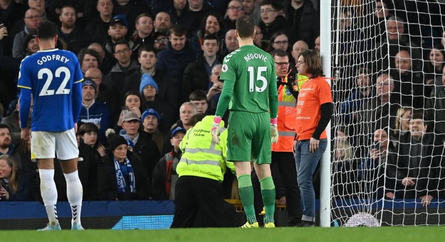 Premier League: Nέο περιστατικό με διαδηλωτή που δέθηκε στο δοκάρι στο Γουλβς – Λιντς