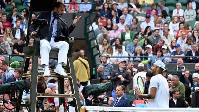 «Χαμός» στο ματς Τσιτσιπά - Κύργιου στο Wimbledon: Μπάλες στην κερκίδα, point penalty και πολλά νεύρα! (video)