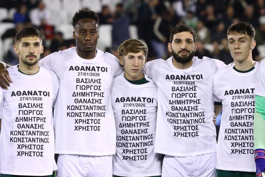 Παναθηναϊκός - ΠΑΟΚ: Φορώντας μπλουζάκια με τα ονόματα των αδικοχαμένων φιλάθλων των ασπρόμαυρων έκαναν την είσοδο τους στο γήπεδο οι παίκτες!