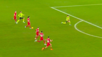 Τι σκέψη, τι σενάριο: Ο λόγος που ο Αλεξάντερ Άρνολντ έστειλε την μπάλα στο δοκάρι στο Λίβερπουλ – Άρσεναλ!