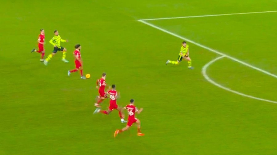 Τι σκέψη, τι σενάριο: Ο λόγος που ο Αλεξάντερ Άρνολντ έστειλε την μπάλα στο δοκάρι στο Λίβερπουλ – Άρσεναλ!