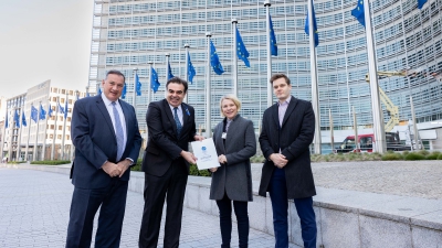 Ο Σπύρος Καπράλος παρέδωσε στον Αντιπρόεδρο της Ευρωπαϊκής Επιτροπής Μαργαρίτη Σχοινά, τις προτάσεις των αθλητών για το μέλλον του Αθλητισμού στην Ευρώπη!