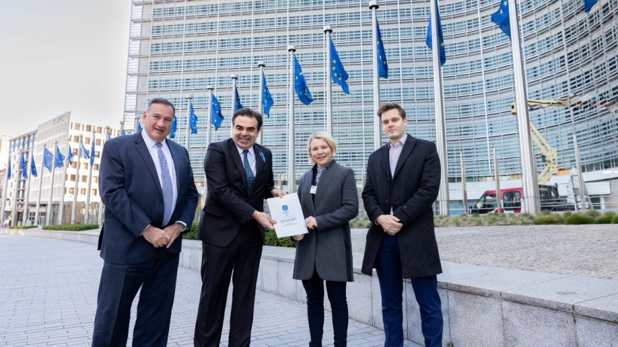 Ο Σπύρος Καπράλος παρέδωσε στον Αντιπρόεδρο της Ευρωπαϊκής Επιτροπής Μαργαρίτη Σχοινά, τις προτάσεις των αθλητών για το μέλλον του Αθλητισμού στην Ευρώπη!