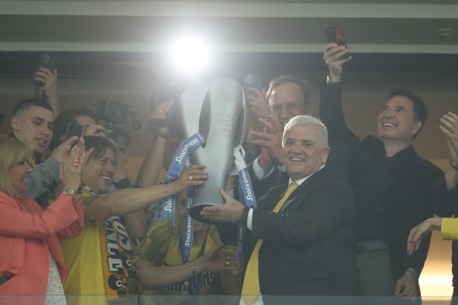 Υποδοχή Μελισσανίδη με τον ύμνο της ΑΕΚ, από τους εργαζομένους των Aegean Oil και Ναυτεμπορικής (video)