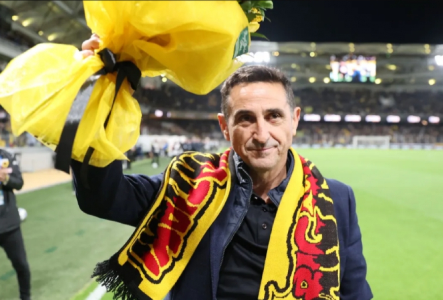 Στον αέρα το μέλλον του Χιμένεθ στον Άρη - Η βράβευση από την ΑΕΚ και το υψωμένο κασκόλ!