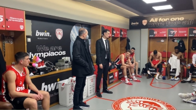 Ολυμπιακός: Στα αποδυτήρια ο Γιώργος Αγγελόπουλος, έδωσε συγχαρητήρια στους παίκτες (video)