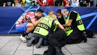 Ο Κριστιάνο χτύπησε, κατά λάθος, γυναίκα από την ομάδα περιφρούρησης του γηπέδου! (video)