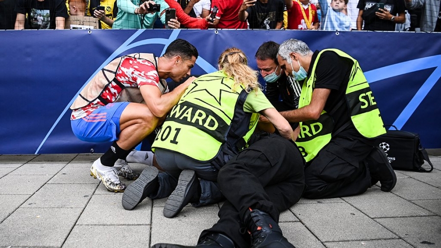 Ο Κριστιάνο χτύπησε, κατά λάθος, γυναίκα από την ομάδα περιφρούρησης του γηπέδου! (video)