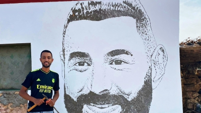 Μαροκινός καλλιτέχνης αποτύπωσε το πρόσωπο του Μπενζεμά με ένα... σφυρί (video)