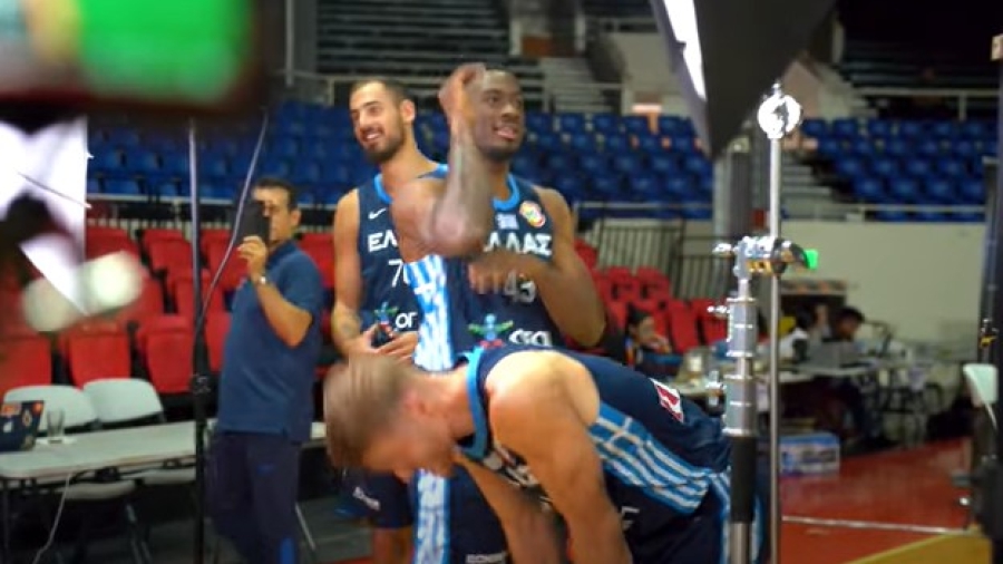 Παγκόσμιο Κύπελλο 2023: Με χαμόγελα και πειράγματα στον «κόμπρα» Λαρεντζάκη η φωτογράφιση της Εθνικής! (video)