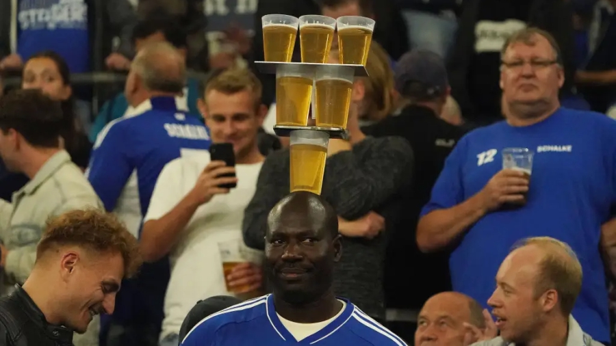 Οπαδός της Σάλκε πανηγυρίζει γκολ με επτά μπύρες στο κεφάλι του! (video)