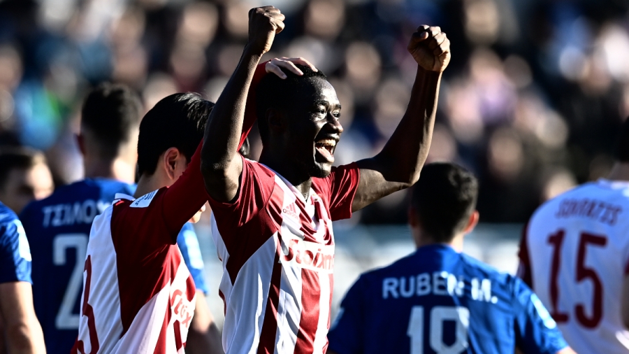 Λαμία – Ολυμπιακός 0-1: Τρία δοκάρια και «ερυθρόλευκο» προβάδισμα με Σαμασέκου στην εκπνοή του πρώτου μέρους! (video)