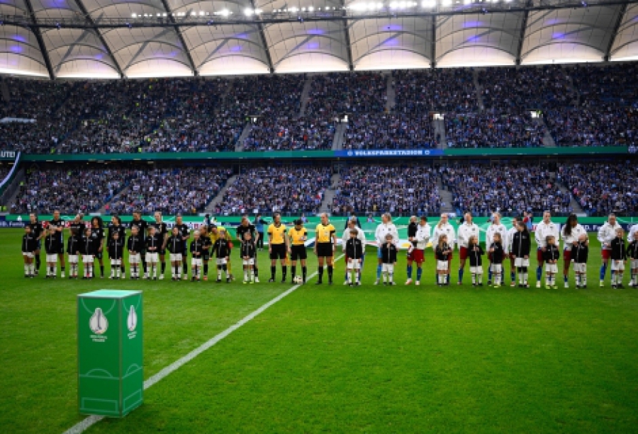 Κατάμεστο γήπεδο και ρεκόρ με μήνυμα: Σημαδιακή νύχτα στο ποδόσφαιρο γυναικών στη Γερμανία!