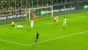 ΑΕΚ - Μπράιτον 0-0: «Τράνταξε» το δοκάρι ο Τσούμπερ, αιφνιδιάστηκε ο Γκατσίνοβιτς! (video)