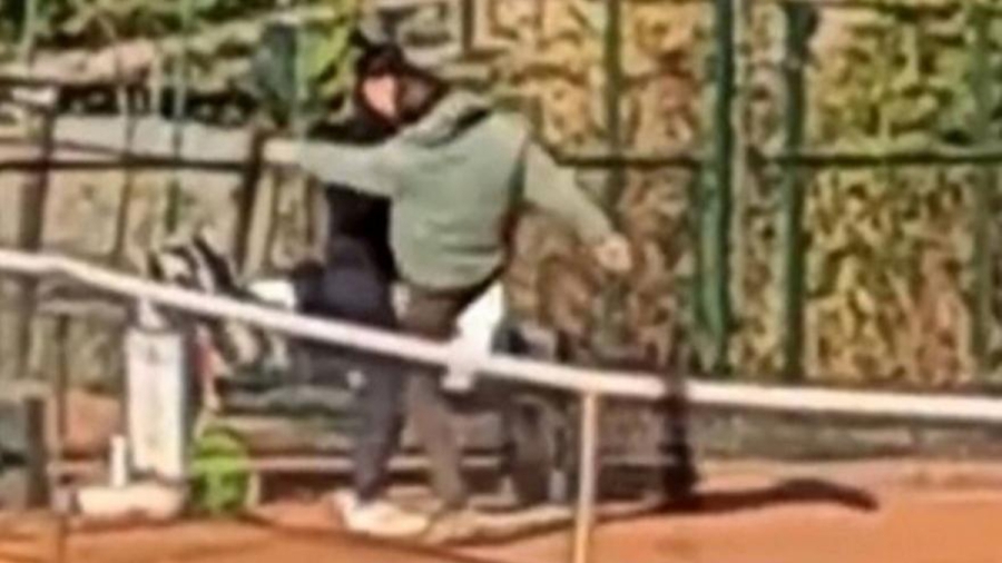 Σοκαριστικές εικόνες: Πατέρας-προπονητής τένις έδειρε τη 14χρονη κόρη του κατά τη διάρκεια προπόνησης! (video)