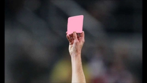 Εισάγεται η ροζ κάρτα στο ποδόσφαιρο!