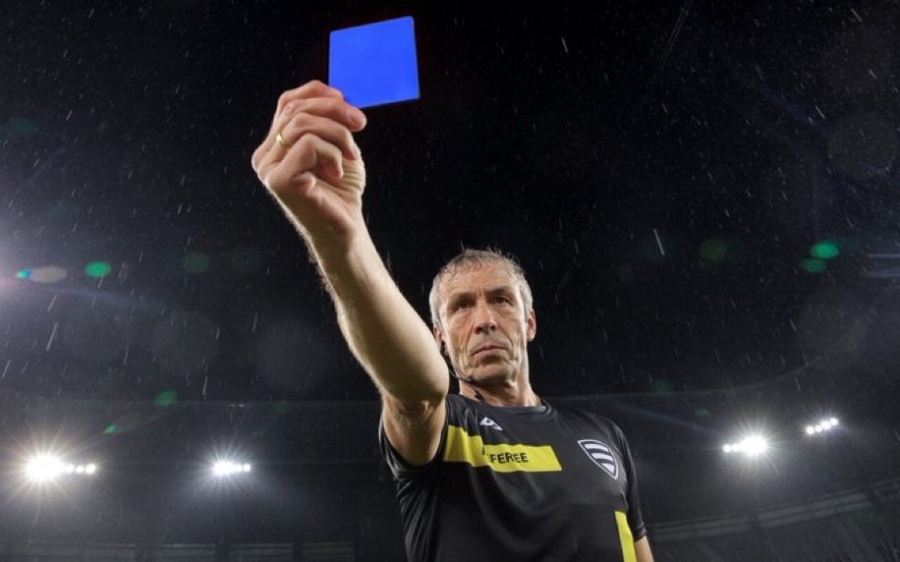 Μπαίνει και η μπλε κάρτα στο τσεπάκι των διαιτητών – Πότε θα την αντικρίζει κάποιος παίκτης;